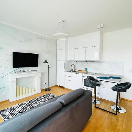 White Pearl With Parking In Holesovice * Praga