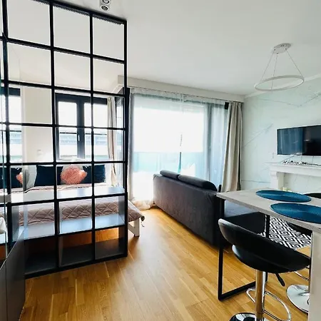White Pearl With Parking In Holesovice Praga