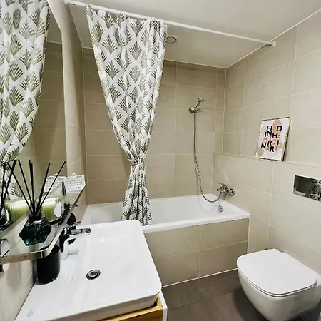 Apartment White Pearl With Parking In Holesovice