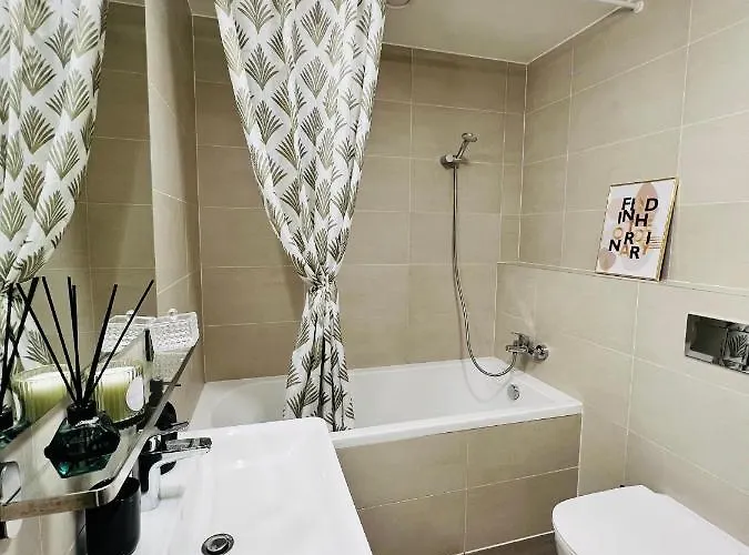 Apartment White Pearl With Parking In Holesovice