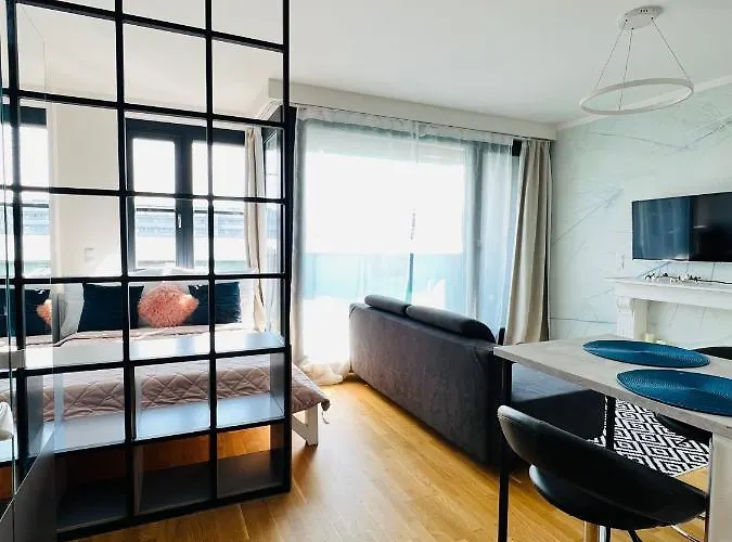 White Pearl With Parking In Holesovice Prag